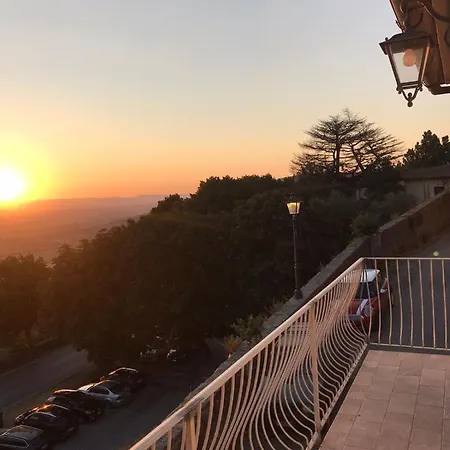 Cortona: Uno Sguardo Sull'infinito *